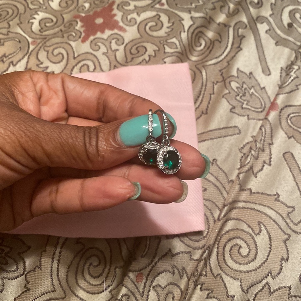 Green hanging earrings - R - Picture 3 of 3
